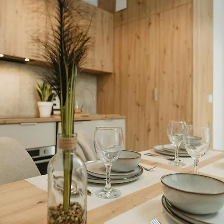 Delta, F211 公寓 *