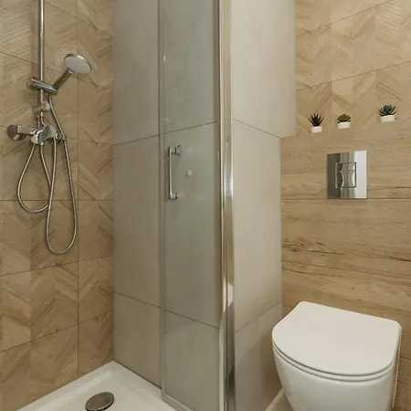 Delta, F211 公寓 *